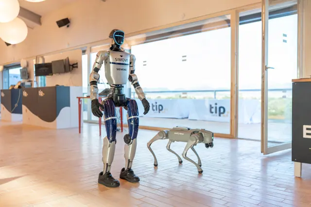 Robot humanoide y robot cuadrúpedo en la zona de demostraciones