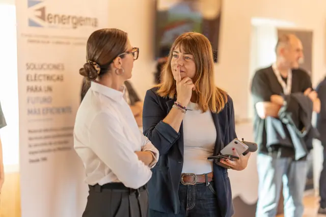 Asistentes conversando en la zona de networking