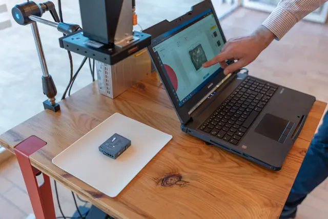 Equipo de demostración y aplicación de control en un portátil